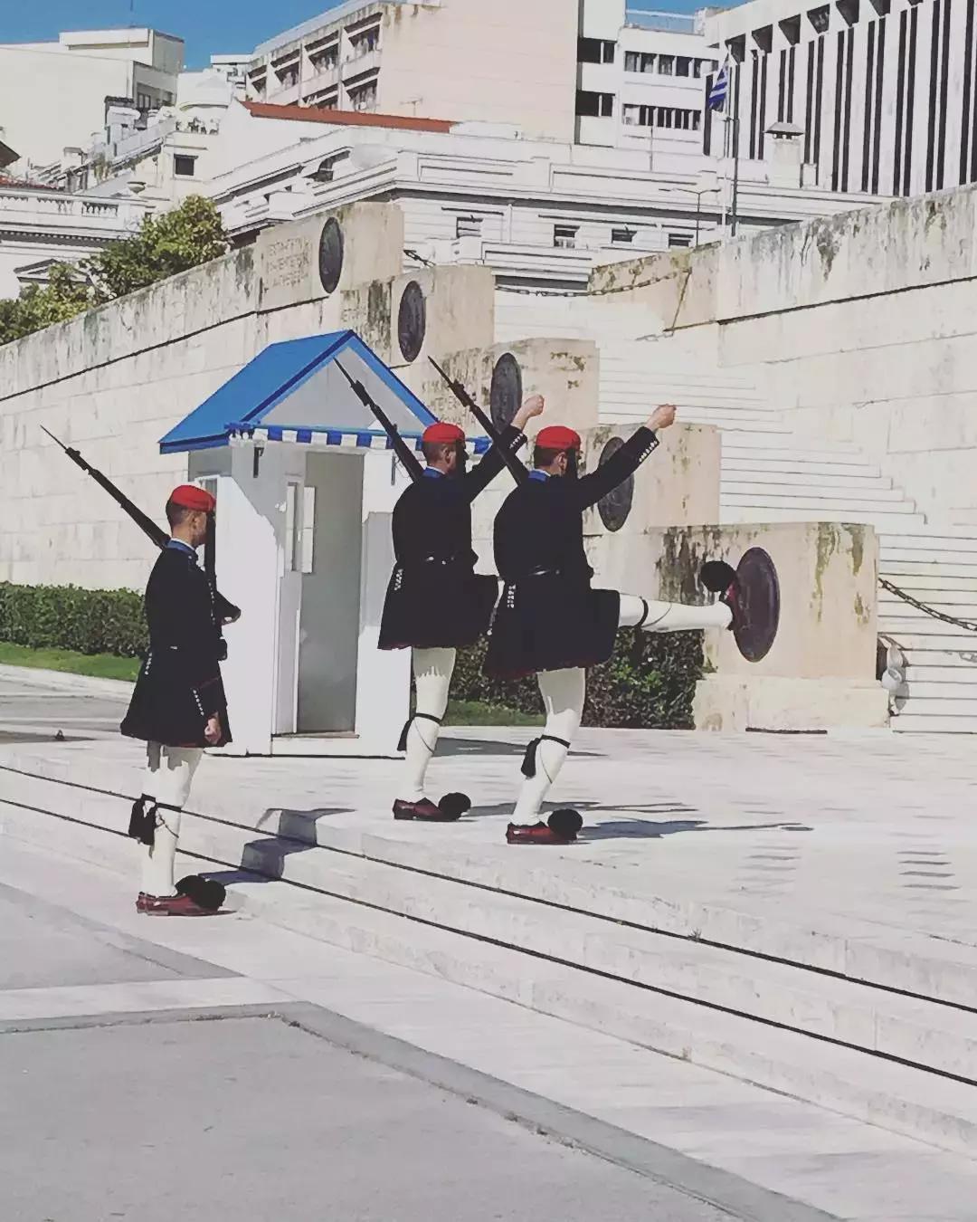 悬崖上的酒店？希腊这个地方成了无数情侣梦寐以求的旅行目的地的