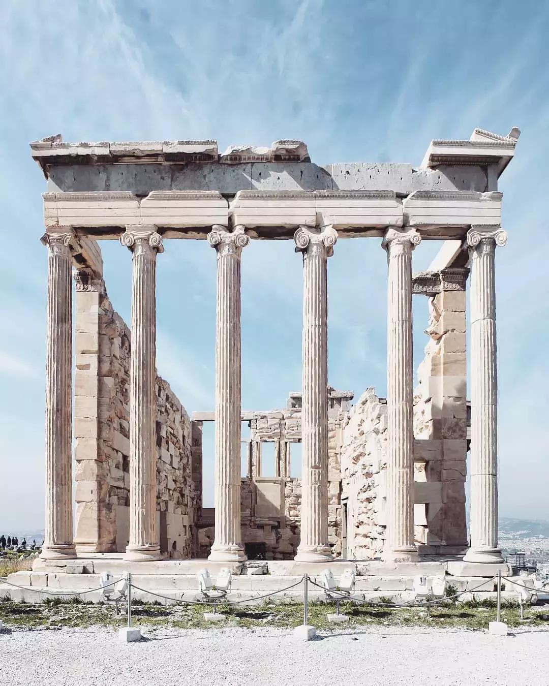 悬崖上的酒店？希腊这个地方成了无数情侣梦寐以求的旅行目的地的