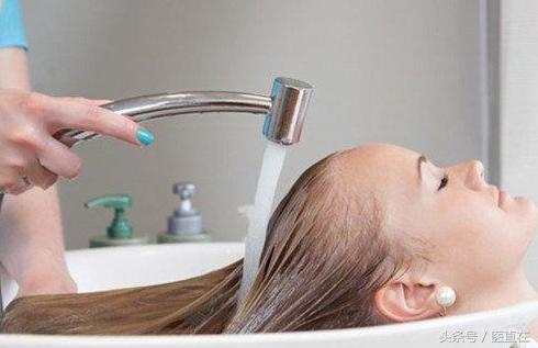 如何洗头才能不再让头发干枯毛躁,头发干如何洗头