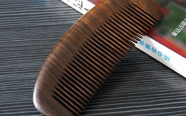 衣服静电吸身怎么处理,衣服被子有静电处理方法