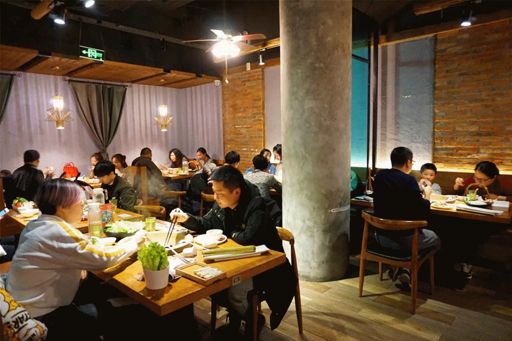 草帽盖出鲜滋味,春季吃鱼最当时——云中歌蒸汽石锅鱼吃起来!