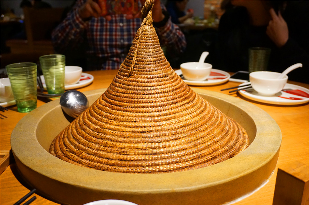 草帽盖出鲜滋味,春季吃鱼最当时——云中歌蒸汽石锅鱼吃起来!