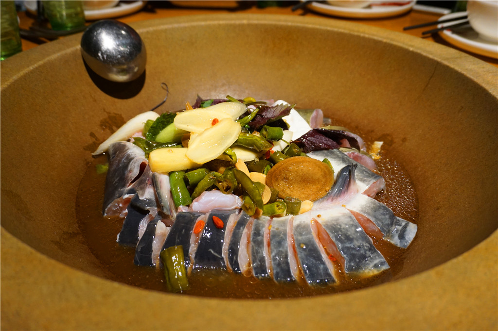 草帽盖出鲜滋味,春季吃鱼最当时——云中歌蒸汽石锅鱼吃起来!