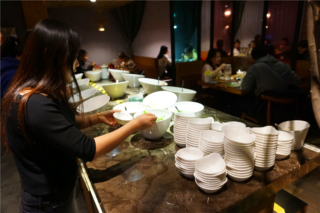 草帽盖出鲜滋味,春季吃鱼最当时——云中歌蒸汽石锅鱼吃起来!