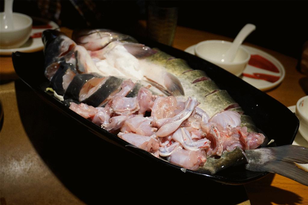 草帽盖出鲜滋味,春季吃鱼最当时——云中歌蒸汽石锅鱼吃起来!