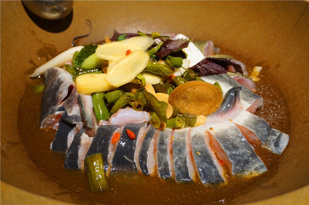 草帽盖出鲜滋味,春季吃鱼最当时——云中歌蒸汽石锅鱼吃起来!