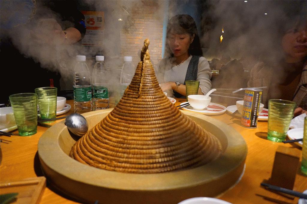 草帽盖出鲜滋味,春季吃鱼最当时——云中歌蒸汽石锅鱼吃起来!