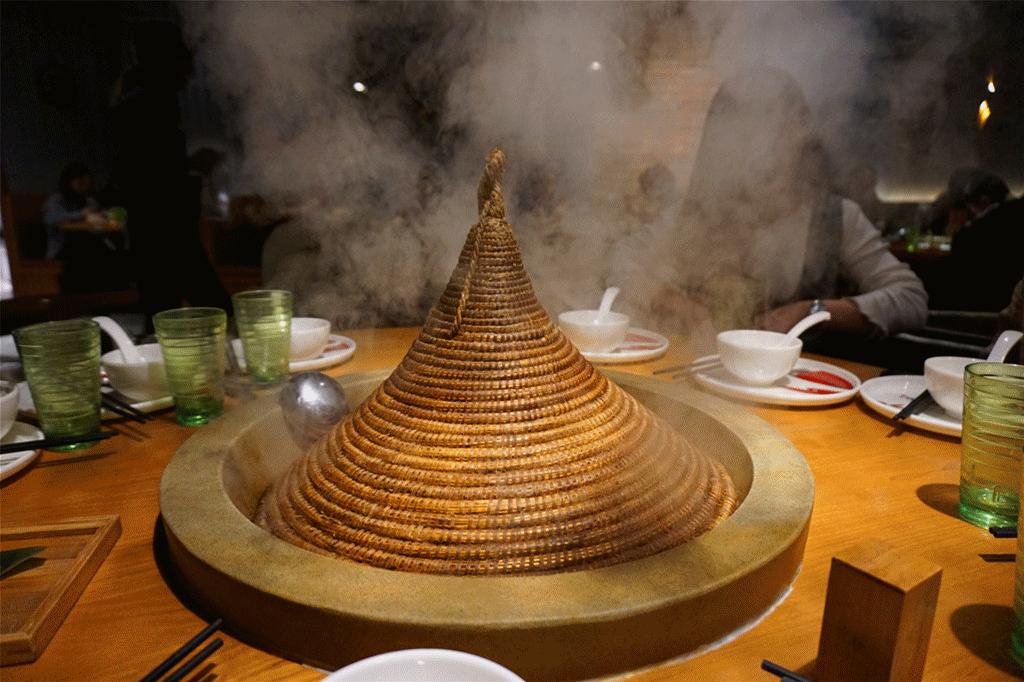 草帽盖出鲜滋味,春季吃鱼最当时——云中歌蒸汽石锅鱼吃起来!