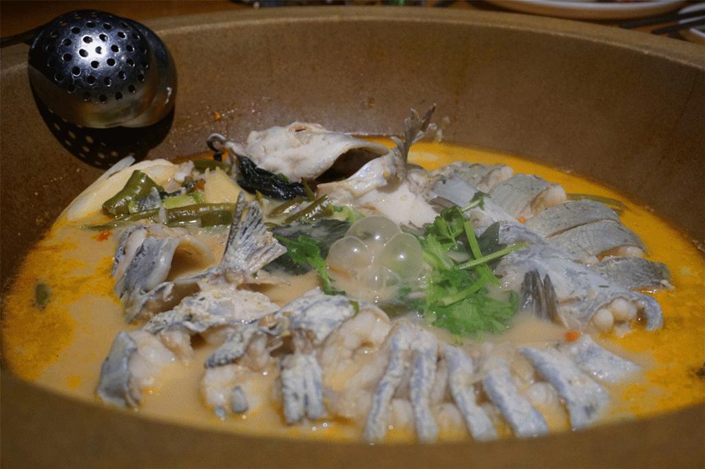 草帽盖出鲜滋味,春季吃鱼最当时——云中歌蒸汽石锅鱼吃起来!