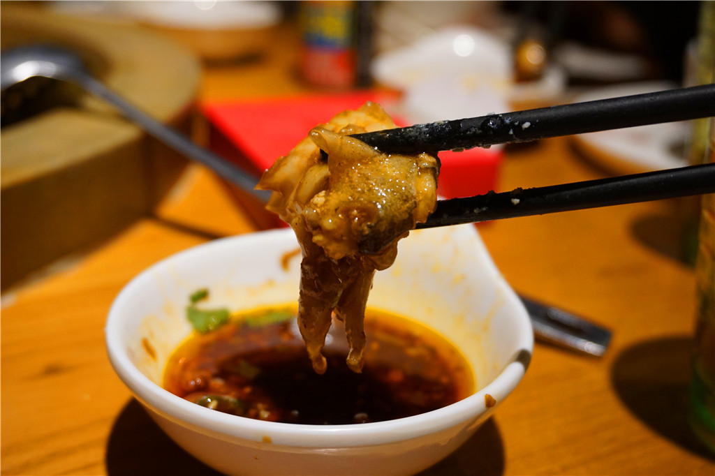 草帽盖出鲜滋味,春季吃鱼最当时——云中歌蒸汽石锅鱼吃起来!