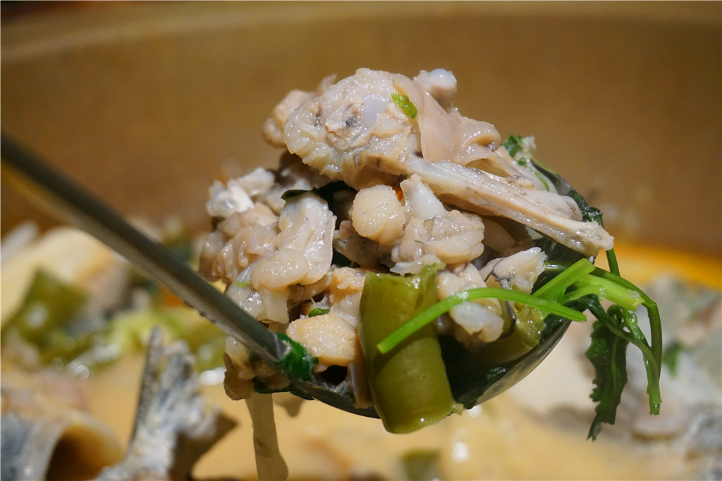 草帽盖出鲜滋味,春季吃鱼最当时——云中歌蒸汽石锅鱼吃起来!