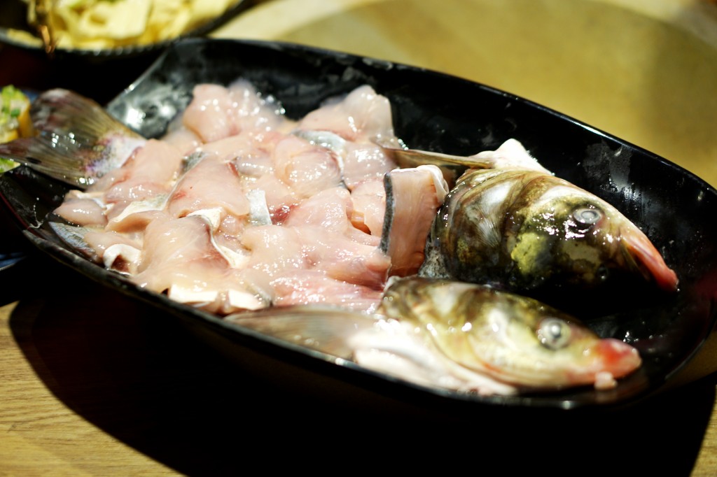 草帽盖出鲜滋味,春季吃鱼最当时——云中歌蒸汽石锅鱼吃起来!