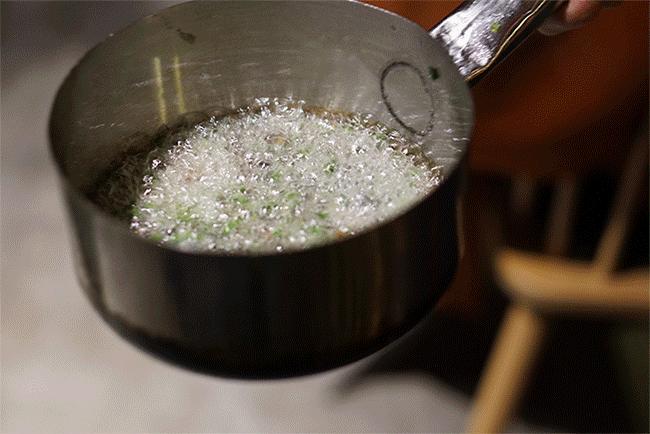 草帽盖出鲜滋味,春季吃鱼最当时——云中歌蒸汽石锅鱼吃起来!