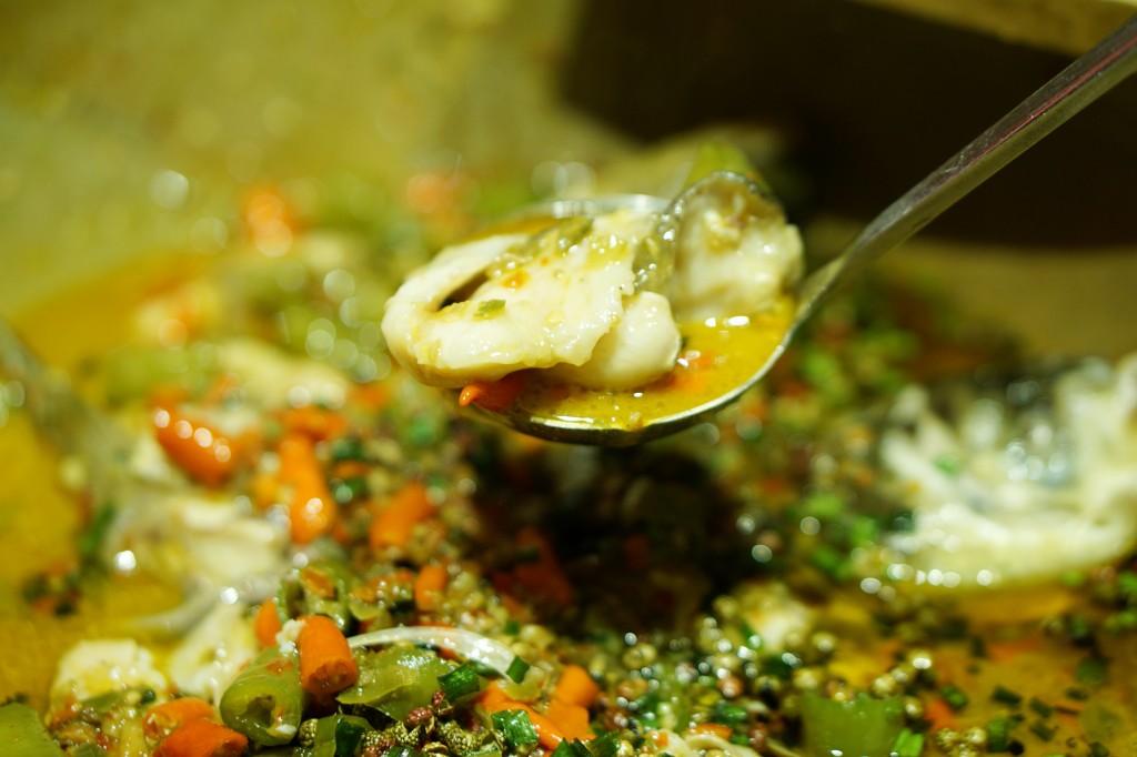 草帽盖出鲜滋味,春季吃鱼最当时——云中歌蒸汽石锅鱼吃起来!