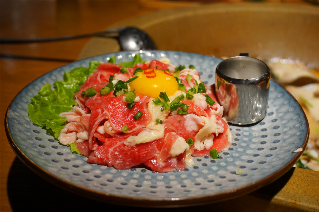 草帽盖出鲜滋味,春季吃鱼最当时——云中歌蒸汽石锅鱼吃起来!