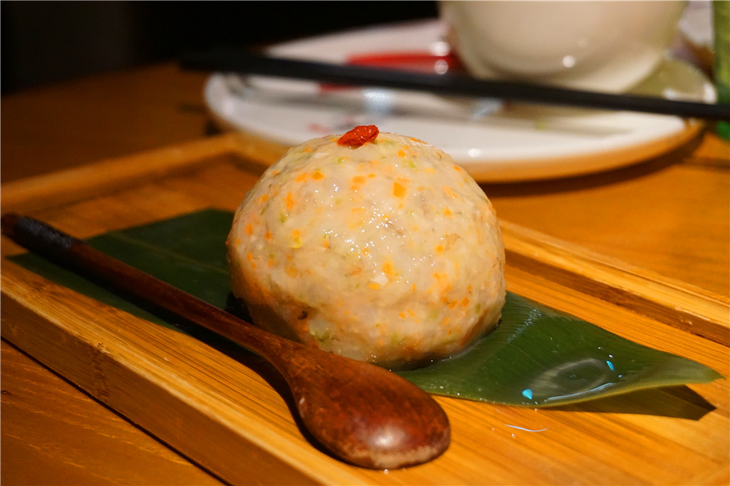 草帽盖出鲜滋味,春季吃鱼最当时——云中歌蒸汽石锅鱼吃起来!