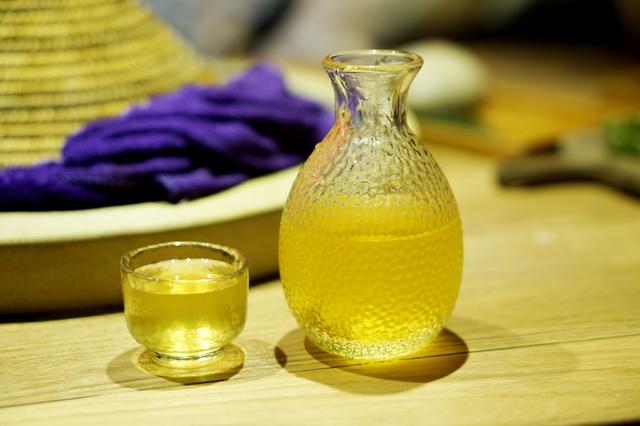 草帽盖出鲜滋味,春季吃鱼最当时——云中歌蒸汽石锅鱼吃起来!