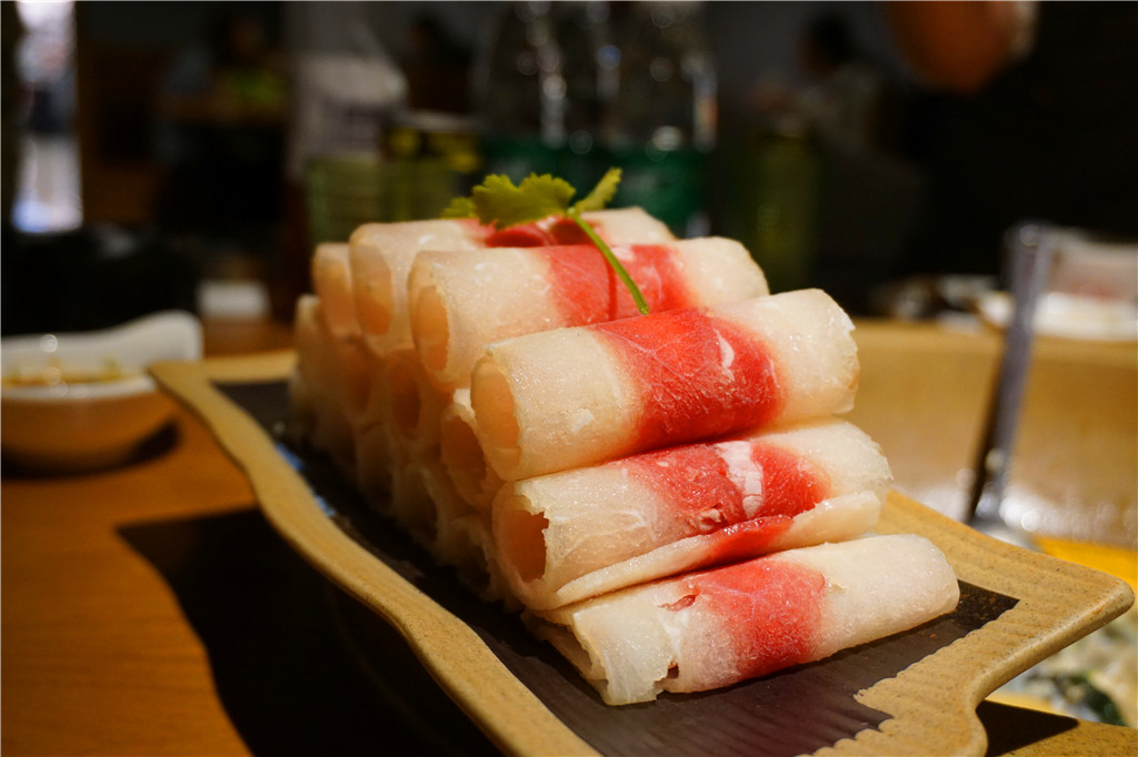 草帽盖出鲜滋味,春季吃鱼最当时——云中歌蒸汽石锅鱼吃起来!