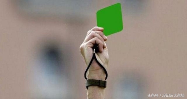 足球蓝牌和绿牌,足球除了角球还有什么