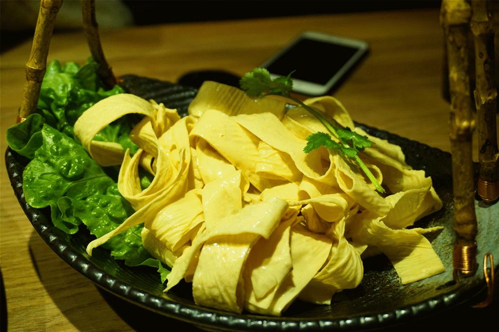 草帽盖出鲜滋味,春季吃鱼最当时——云中歌蒸汽石锅鱼吃起来!