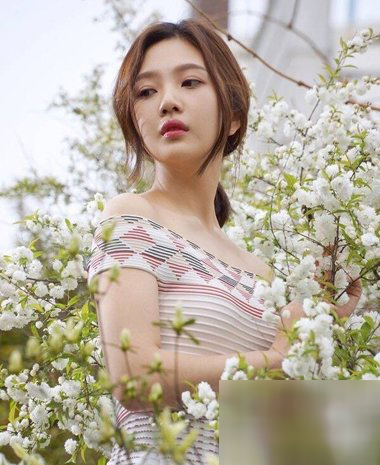 如何扎低马尾让头发变得蓬松,低马尾怎么扎蓬松又好看中短发