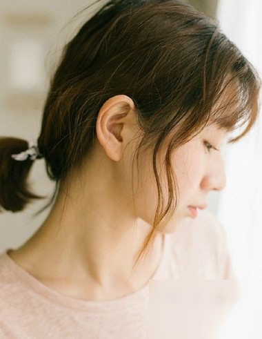 如何扎低马尾让头发变得蓬松,低马尾怎么扎蓬松又好看中短发