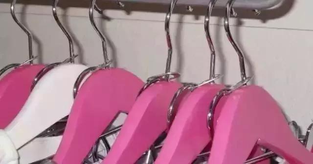 房间太小没衣柜衣服怎么办,出租房衣柜太小怎么整理衣服