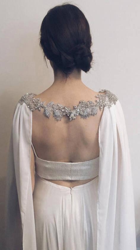 Etsy发布2018年Top婚礼用品趋势预测，斗篷式婚纱最近很火！