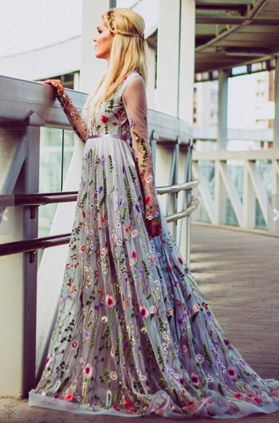 Etsy发布2018年Top婚礼用品趋势预测，斗篷式婚纱最近很火！