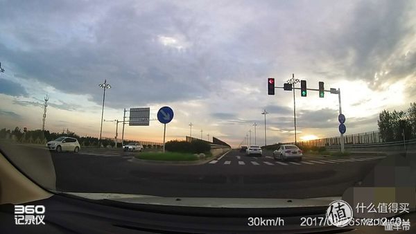 行车记录仪装上去怎么设置,行车记录仪装卡位置