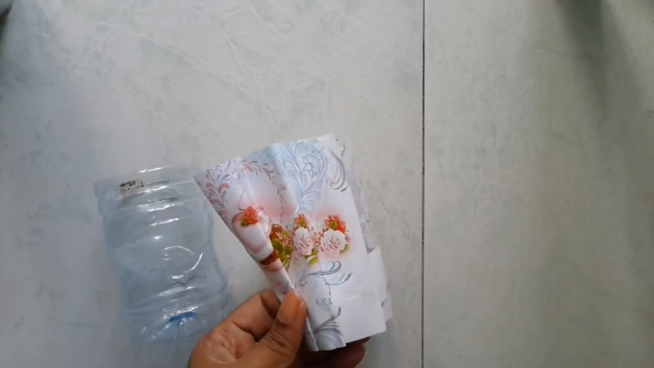 废物利用塑料瓶做笔筒简单超好看,塑料瓶废物再利用手工笔筒