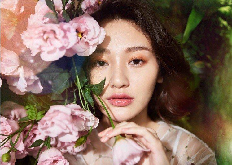 孔孝真欧尼妆容,孔孝真蓝色眼线妆