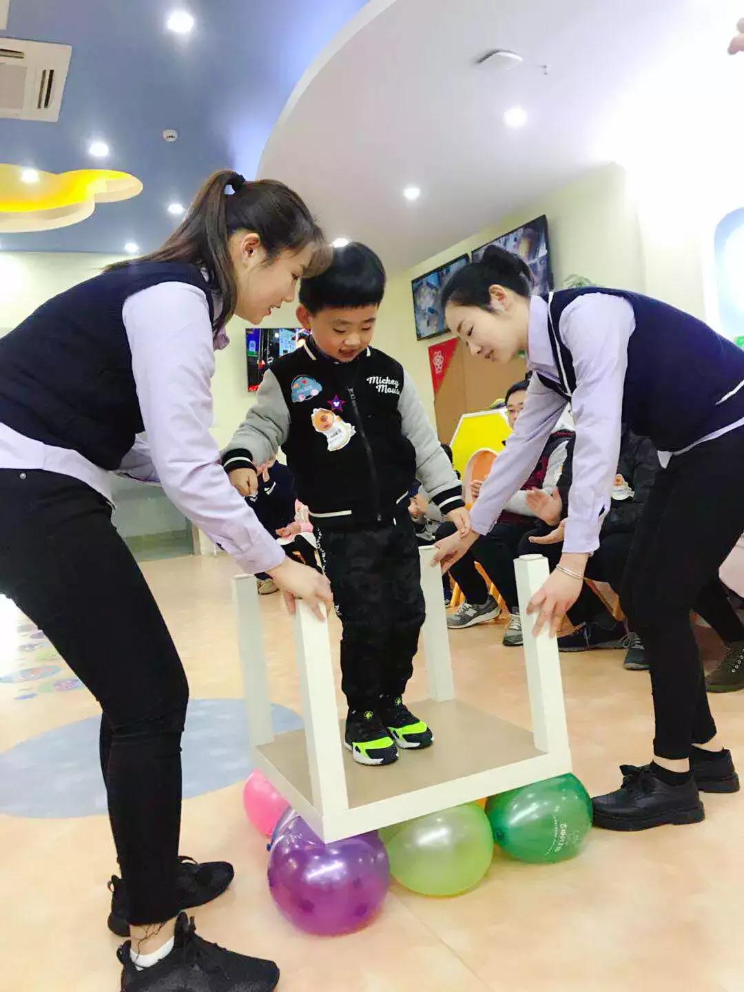 吉姆摆造型,吉姆装扮成螺丝钉