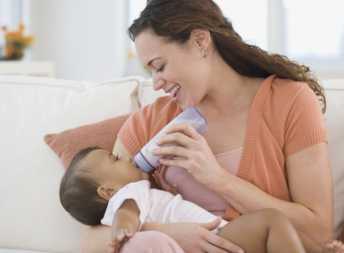 如何减少宝宝吐奶,宝宝吐奶可以减少喂奶量吗