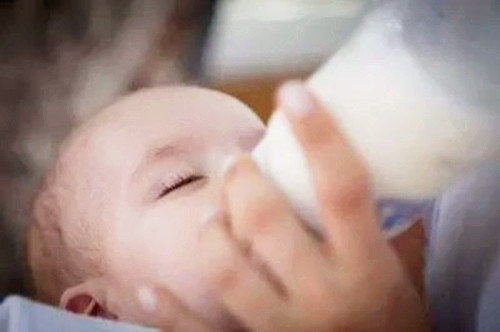 如何减少宝宝吐奶,宝宝吐奶可以减少喂奶量吗