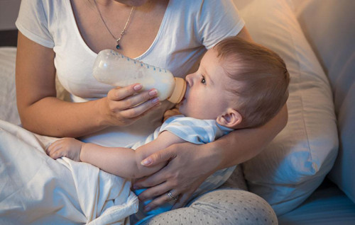 如何减少宝宝吐奶,宝宝吐奶可以减少喂奶量吗