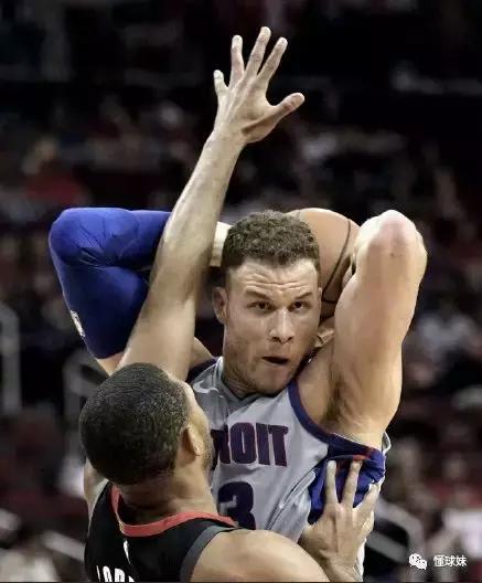 格里芬和哈登空接,哈登遭格里芬垫脚