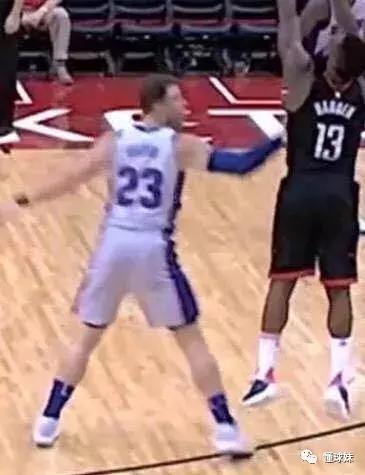 格里芬和哈登空接,哈登遭格里芬垫脚