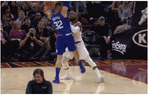 格里芬和哈登空接,哈登遭格里芬垫脚