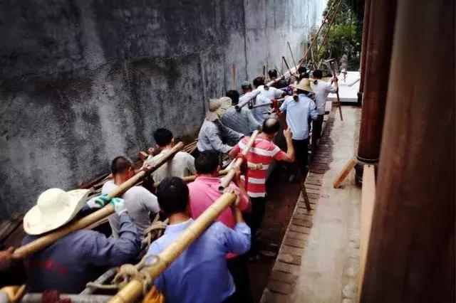 东阳有个慶蘭名宿，仿佛住进了博物馆，到处是珍藏级别的艺术品。