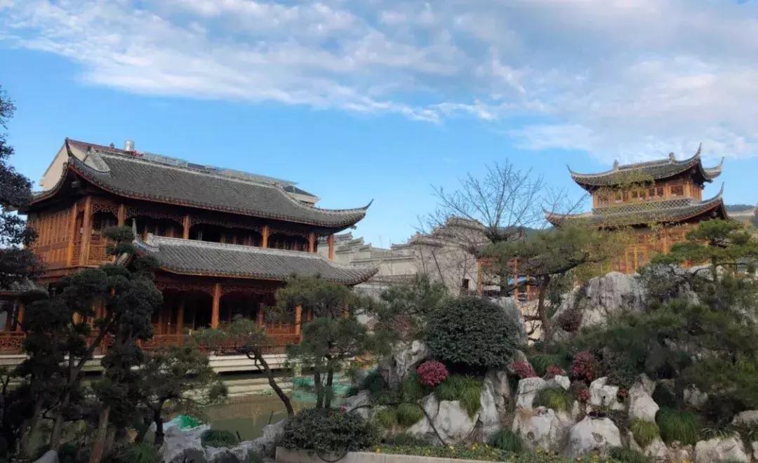 东阳有个慶蘭名宿，仿佛住进了博物馆，到处是珍藏级别的艺术品。