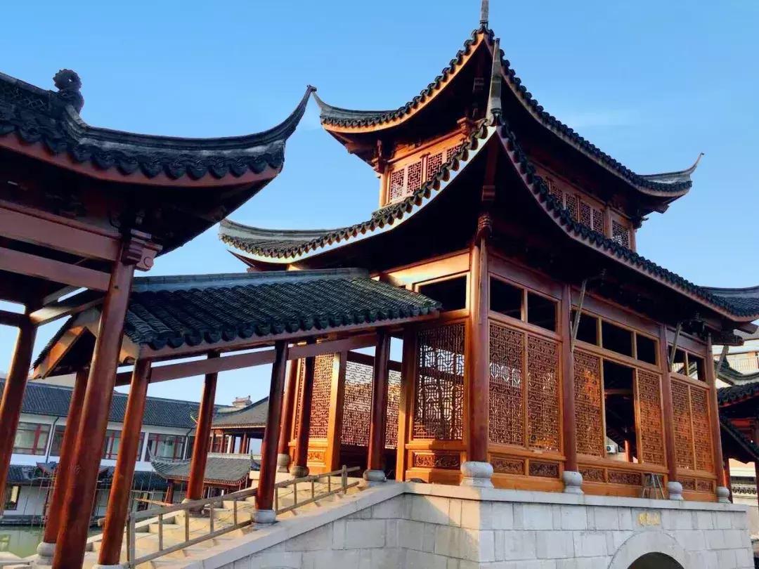 东阳有个慶蘭名宿，仿佛住进了博物馆，到处是珍藏级别的艺术品。