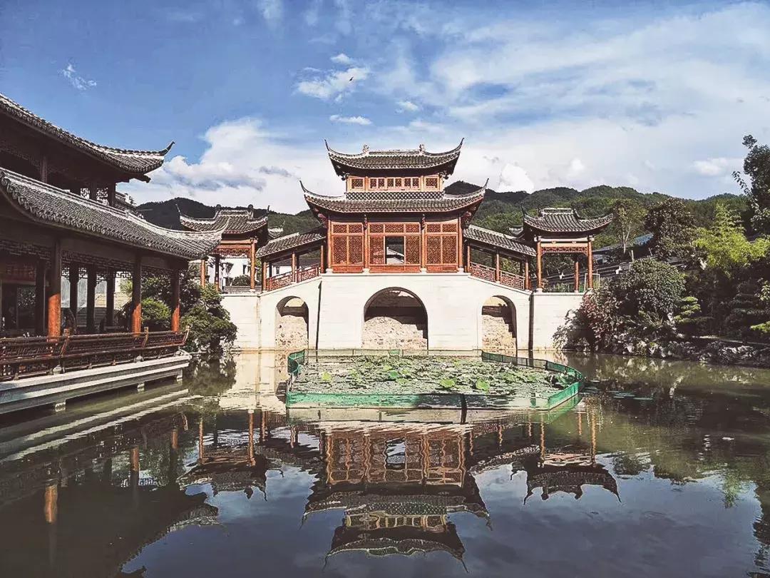 东阳有个慶蘭名宿，仿佛住进了博物馆，到处是珍藏级别的艺术品。