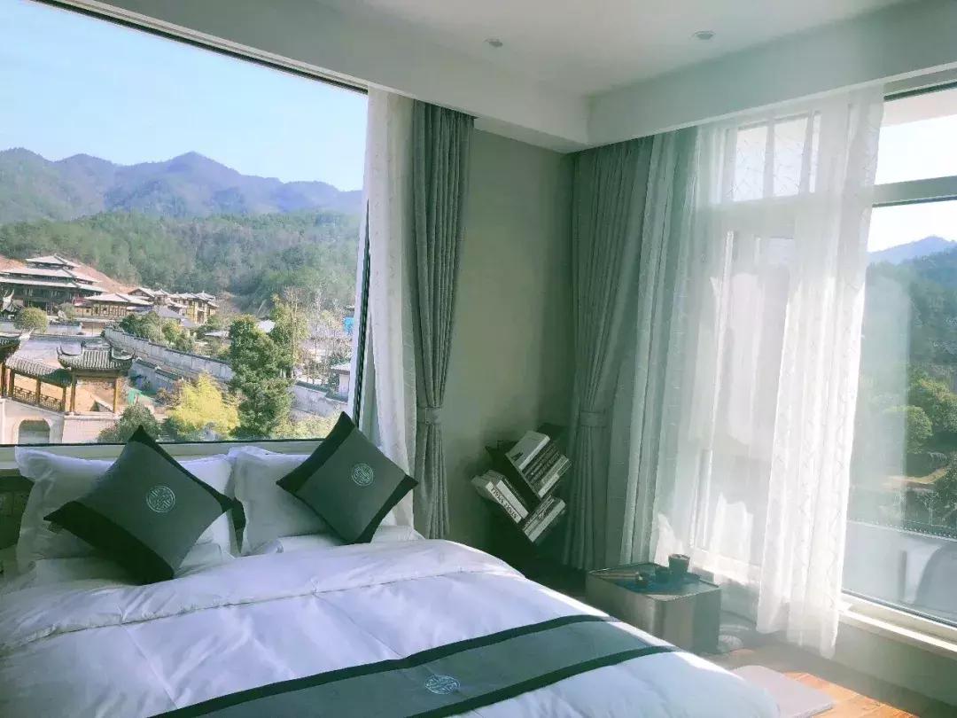 东阳有个慶蘭名宿，仿佛住进了博物馆，到处是珍藏级别的艺术品。