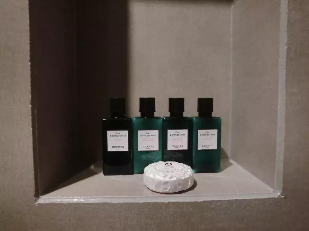 东阳有个慶蘭名宿，仿佛住进了博物馆，到处是珍藏级别的艺术品。