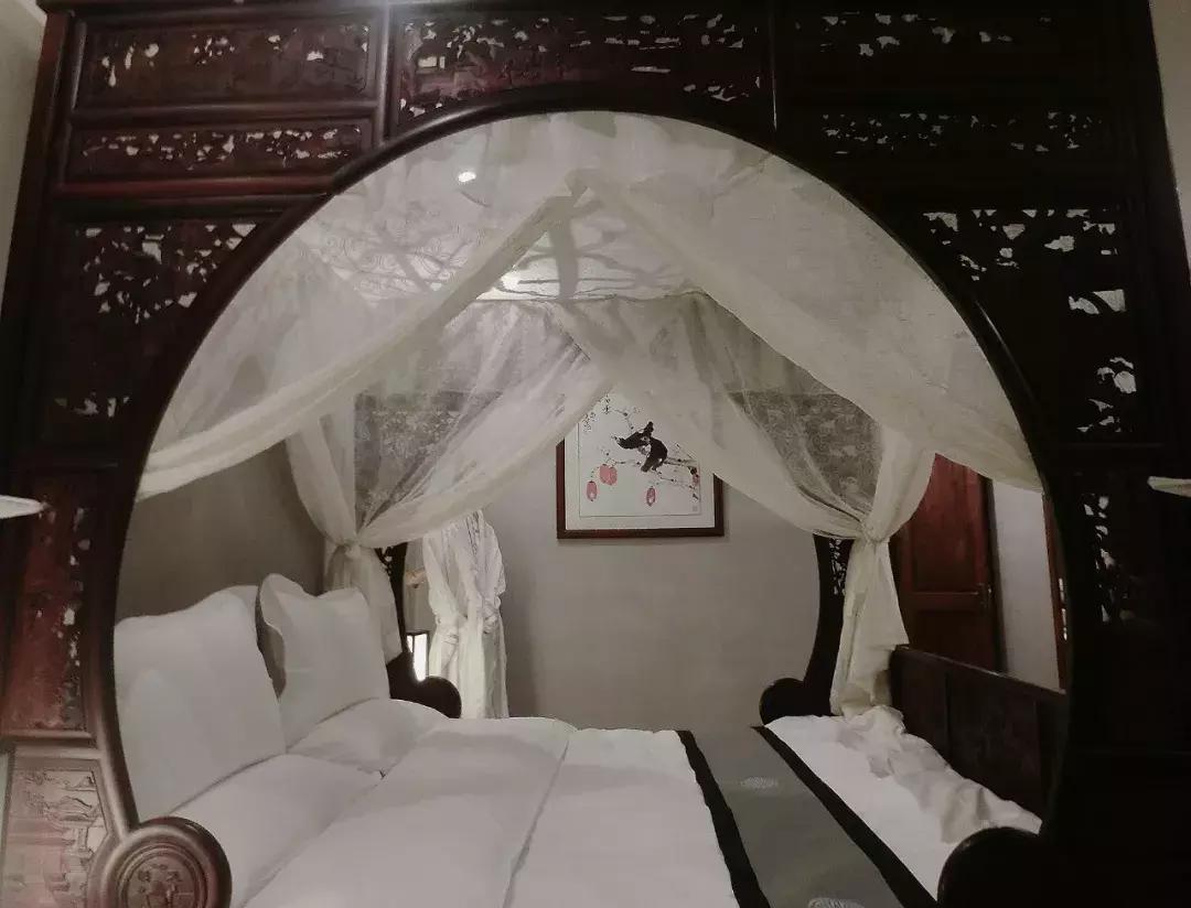 东阳有个慶蘭名宿，仿佛住进了博物馆，到处是珍藏级别的艺术品。