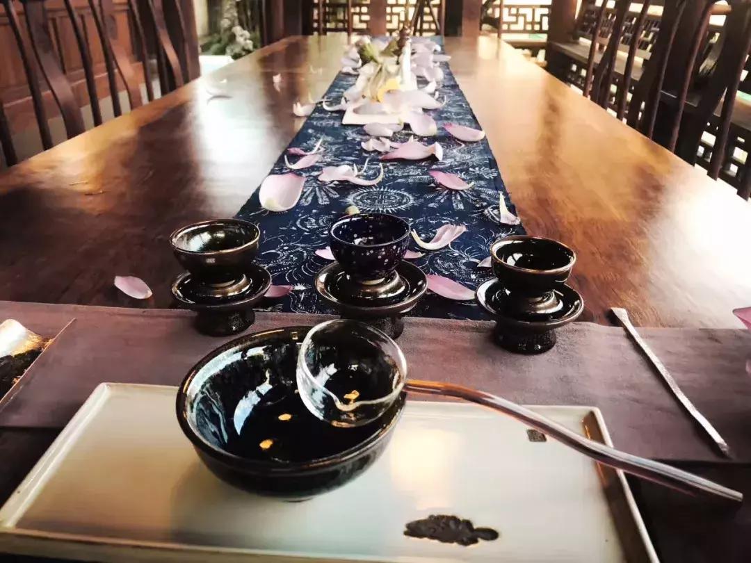 东阳有个慶蘭名宿，仿佛住进了博物馆，到处是珍藏级别的艺术品。