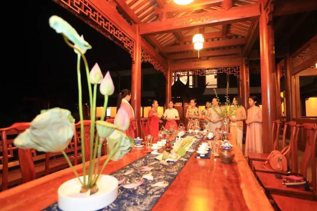 东阳有个慶蘭名宿，仿佛住进了博物馆，到处是珍藏级别的艺术品。