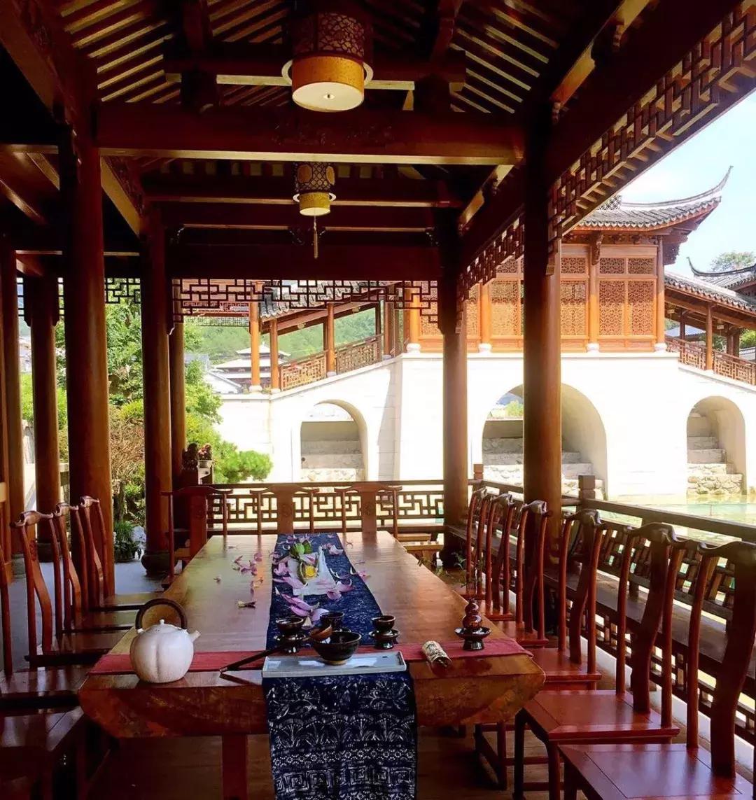 东阳有个慶蘭名宿，仿佛住进了博物馆，到处是珍藏级别的艺术品。