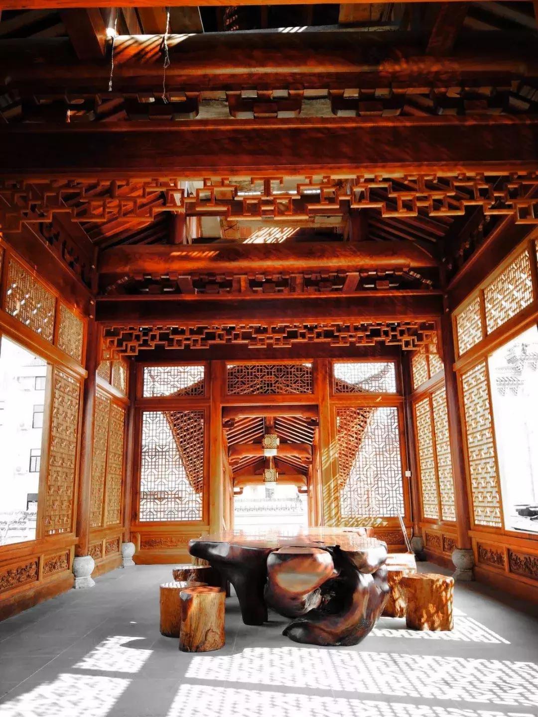 东阳有个慶蘭名宿，仿佛住进了博物馆，到处是珍藏级别的艺术品。